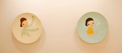 altDos de las tres piezas de Yoshitomo Nara en la exposición.