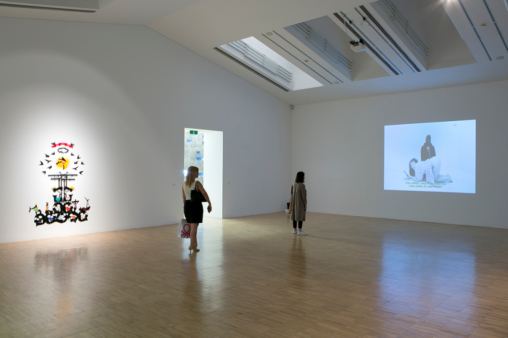 Obra de Carlos Aires y Raisa Maudit. Exposición “¿Quién es ese hombre?” en TEA Tenerife Espacio de las Artes