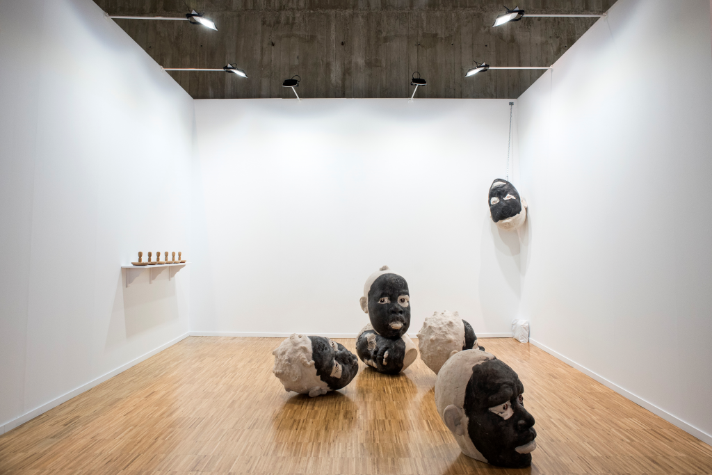 Stand del Cabildo de Lanzarote en ArteSantander 2017. Obra de Rigoberto Camacho
