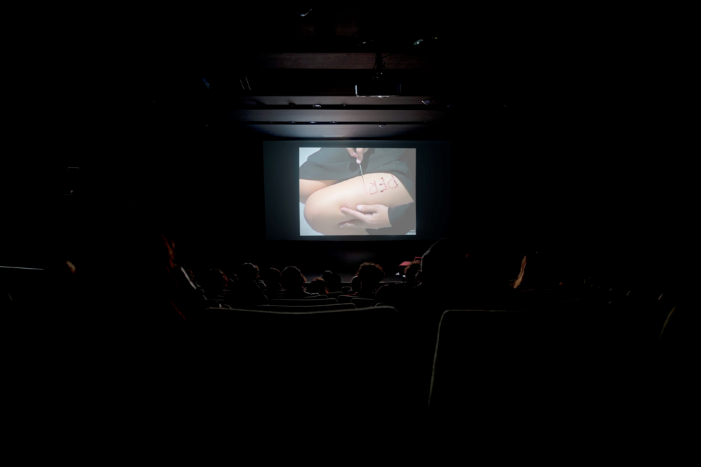 Obra de Regina José Galindo. Exposición “Aquí hace falta una mujer” en el Centro de Cultura Digital (Ciudad de México).