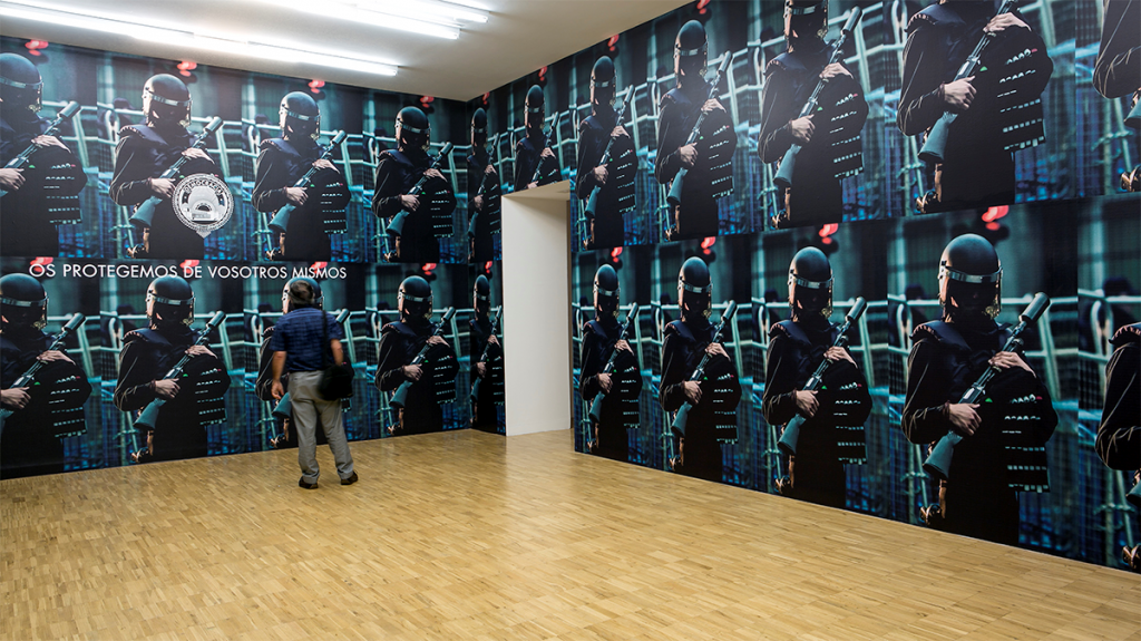 Obra de Democracia. Exposición “¿Quién es ese hombre?” en TEA Tenerife Espacio de las Artes.