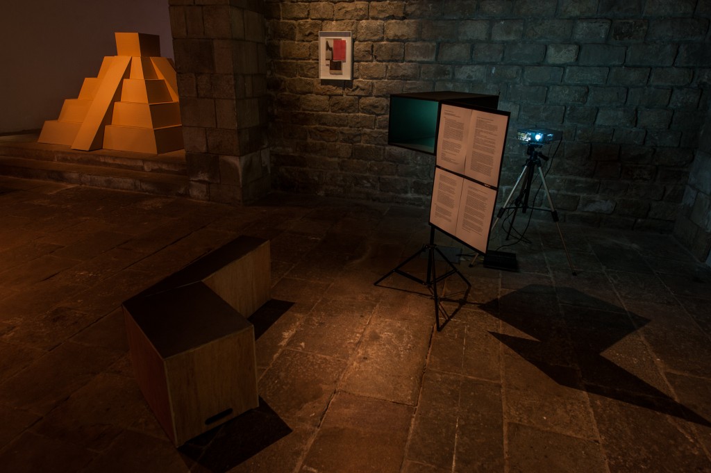 "La condició narrativa". Exposición colectiva. La Capella, Barcelona, 2012-2013, en el marco de BCN Producció. Obra: Julia Mariscal, Horizontal Pleat, 2009 (en primer plano), y Ryan Rivadeneyra, Livin’ la vida loca, 2012 (al fondo). © Foto: Pep Herrero.
