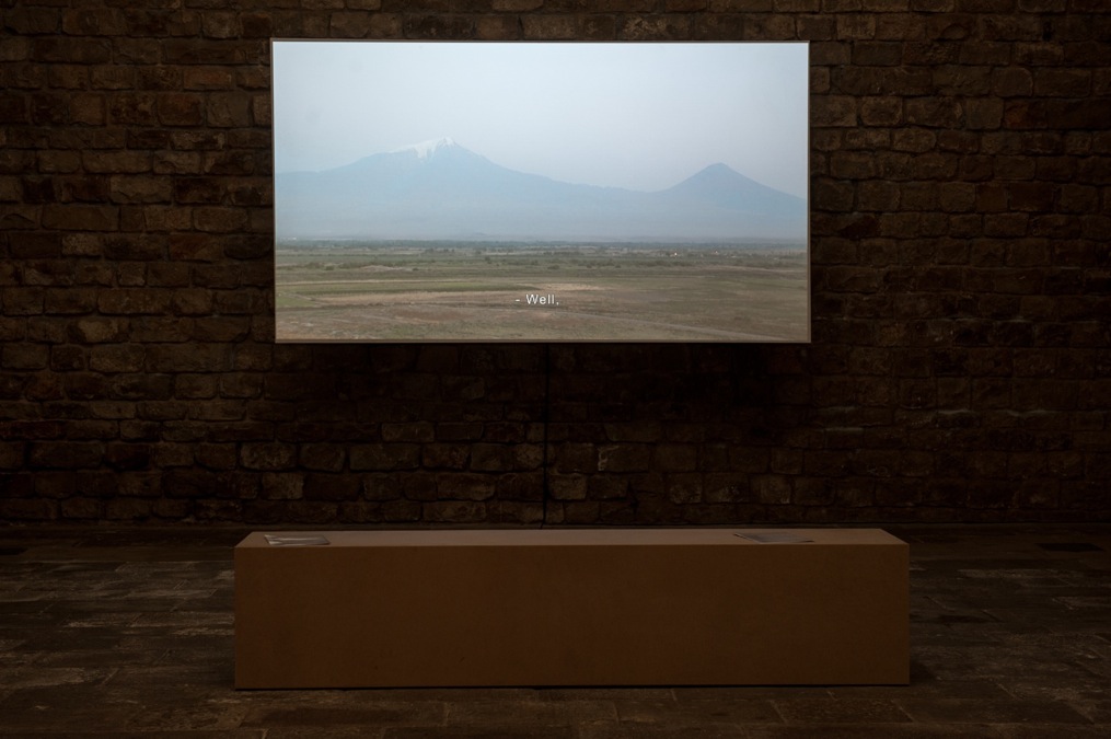 La condició narrativa. Exposición colectiva. La Capella, Barcelona, 2012-2013, en el marco de BCN Producció. Obra: Pieter Geenen, relocation (objects in mirror are further than they appear), 2011. © Foto: Pep Herrero.