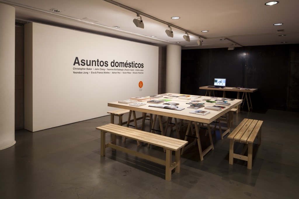 Asuntos Domésticos, vista del espacio de documentación. Exposición colectiva co-comisariada con Pedro Vicente. Visiona, Diputación de Huesca, Huesca, 2014-2015. ©Fernando Ávila