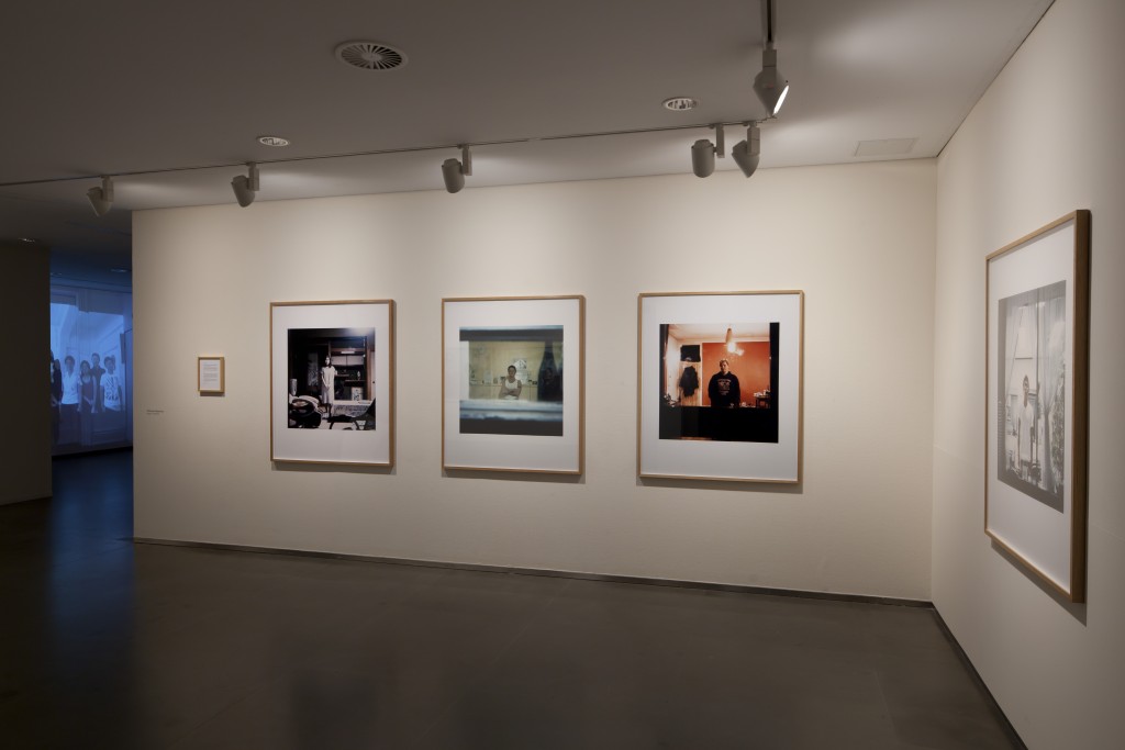 Asuntos Domésticos. Exposición colectiva co-comisariada con Pedro Vicente. Visiona, Diputación de Huesca, Huesca, 2014-2015. Obra: Stranger (serie fotográfica), Shizuka Yokomizo, 1998-2000. Foto: © Fernando Ávila.