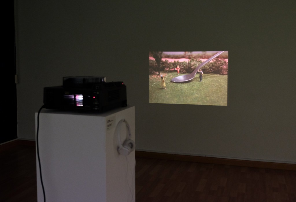Constel·lacions familiars. Exposición coleciva. Espai Moritz, Cornellà de Llobregat, 2015. Obra: Lunar Park, Sergi Botella, 2012-2016. Foto: © Esther Laudo.