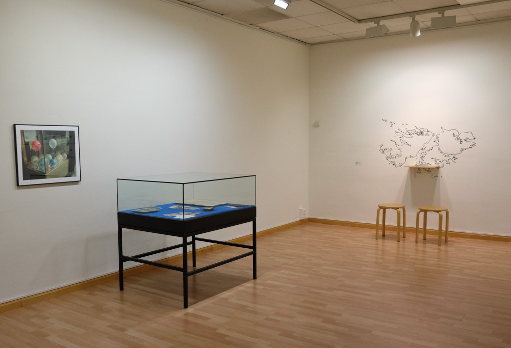 Constel·lacions familiars. Exposición coleciva. Espai Moritz, Cornellà de Llobregat, 2015. Obras: The Family Project, Matías Costa, proyecto en curso (en primer plano), y No Man’s Land, Ryan Rivadeneyra, 2012-2016 (al fondo). Foto: © Esther Laudo.