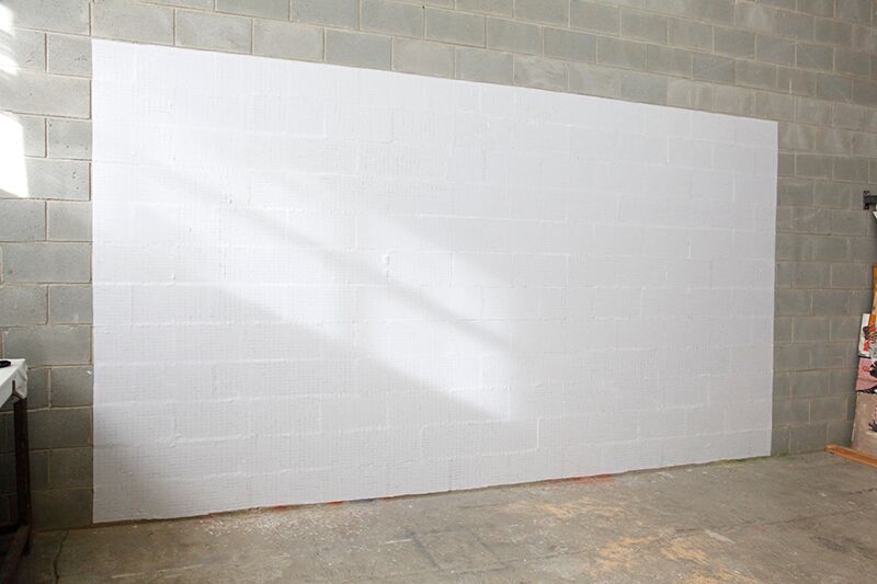 Isabel Servera. 11,4m2 de pared etiquetada, 2011. HANGAR
