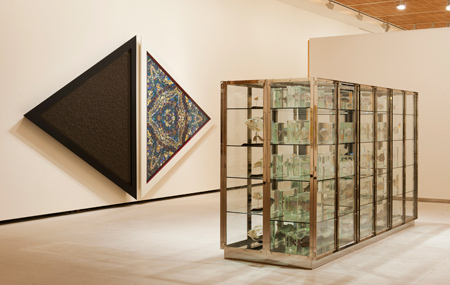 Damien Hirst. Something or Nothing (2004), en la vitrina, y al fondo Salvation /Damnation (2003) La Colección Cranford ya puede verse en la sala de Boadilla de la Fundación Banco Santander