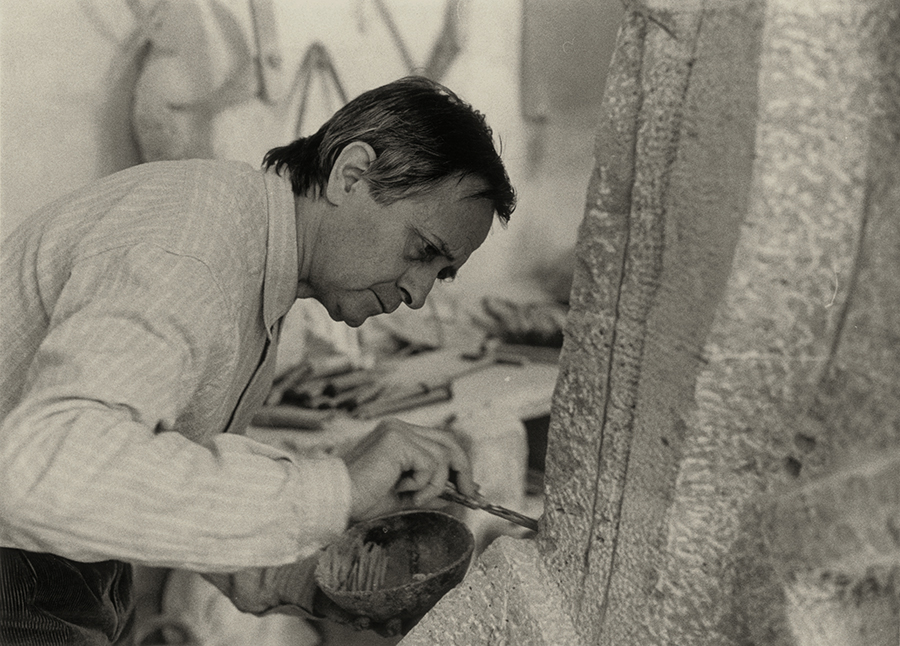 Subirachs retocando una de sus obras. Fotografía de Joan Iriarte