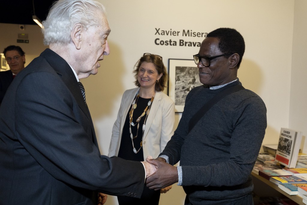 Samuel Fosso, Premio PHotoESPAÑA 2018, junto a Leopoldo Zugaza, Premio Bartolomé Ros, y Claude Bussac