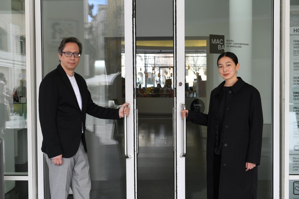 Ferran Barenblit, Director del MACBA, y Shu Hung, Fast Retailing Global Creative Lab Director. Foto: Miquel Coll