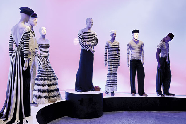 Faldas masculinas en la exposición “Jean Paul Gaultier: Universo de la moda. De la calle a las estrellas”. Fundación MAPFRE, 2012.