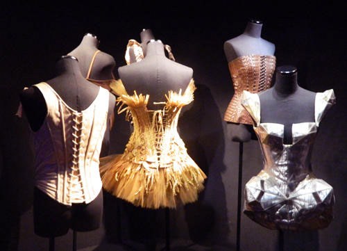 Corsés de Jean Paul Gaultier en la muestra “Jean Paul Gaultier: Universo de la moda. De la calle a las estrellas”. Fundación MAPFRE, 2012
