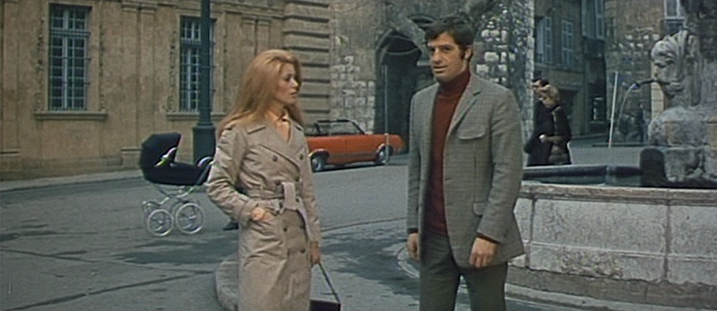 Catherine Deneuve en Belle de hour con un trench de Saint Laurent