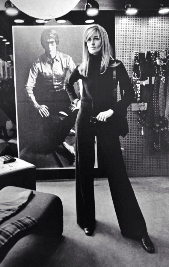 Betty Catroux lleva un mono de Saint Laurent en una de sus tiendas