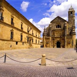 Plaza Vázquez de Molina, Úbeda. Al fondo, El Salvador; a la izquierda, Casa-Palacio del deán Ortega, actual Parador