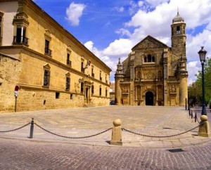 Plaza Vázquez de Molina, Úbeda. Al fondo, El Salvador; a la izquierda, Casa-Palacio del deán Ortega, actual Parador
