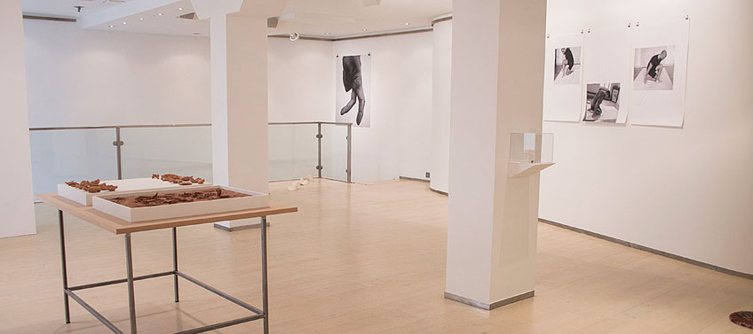 galería José de la Fuente. Vista de la exposición colectiva "Ejercicios topológicos – Juan Duque, Nicolás Lamas, Alexandra Colmenares"