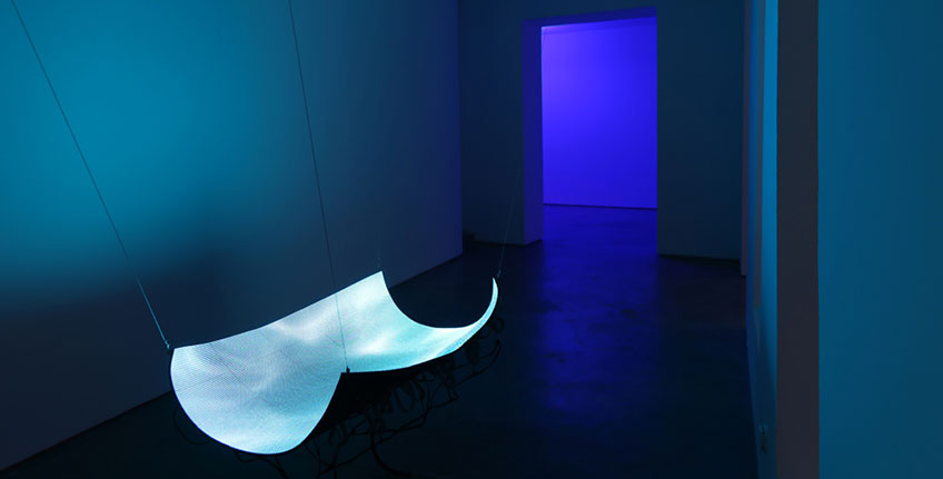 Galería Max Estrella. Daniel Canogar Basin, 2017 Pantalla de LED's, componentes electrónicos, estructura metálica y ordenador 96 x 145 x 32 cm. Ed. 3