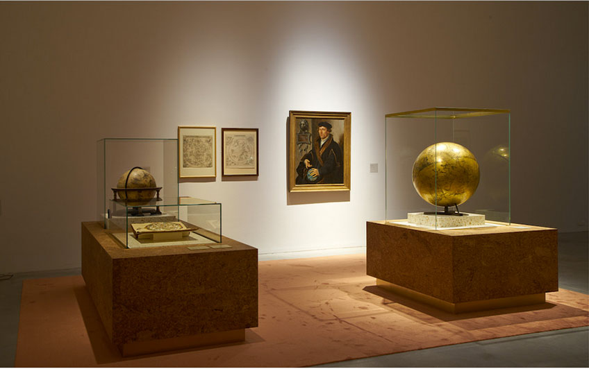 Globos celestes en Utopía. M Museum, Lovaina.