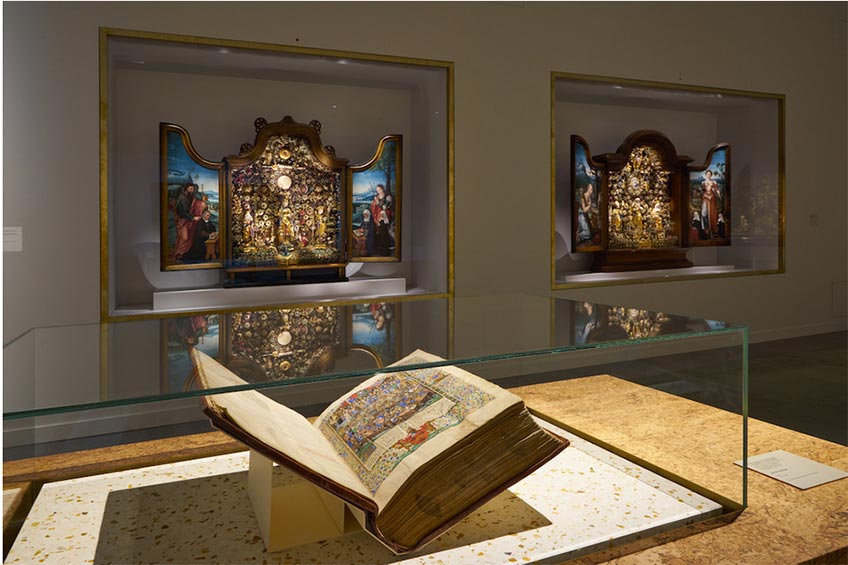 Exposición Utopía, M Museum, Lovaina. Al fondo dos retablos ajardinados de Malinas.