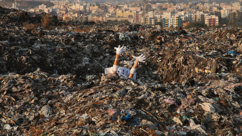 Tejal Shah. Entre las olas, Canal II – Danza en el vertedero, 2012