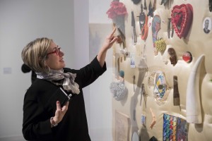 La artista valenciana Carmen Calvo durante la apertura de su exposición en la Sala Alcalá 31