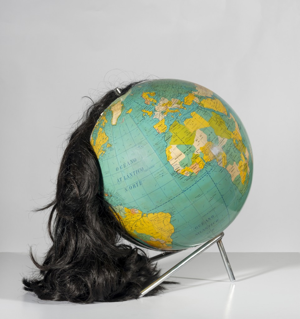 Carmen Calvo. Et pourleche la face ronde, 2013-2016 ©Carmen Calvo, VEGAP, Madrid 2016. Globo terraqueo y pelo
