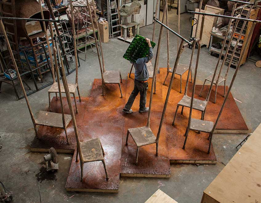 El Patio. Intervención de Nacho Carbonell. Las sillas de respaldos largos recuerdan a las columnitas de soporte arquitectónico de La Alhambra.