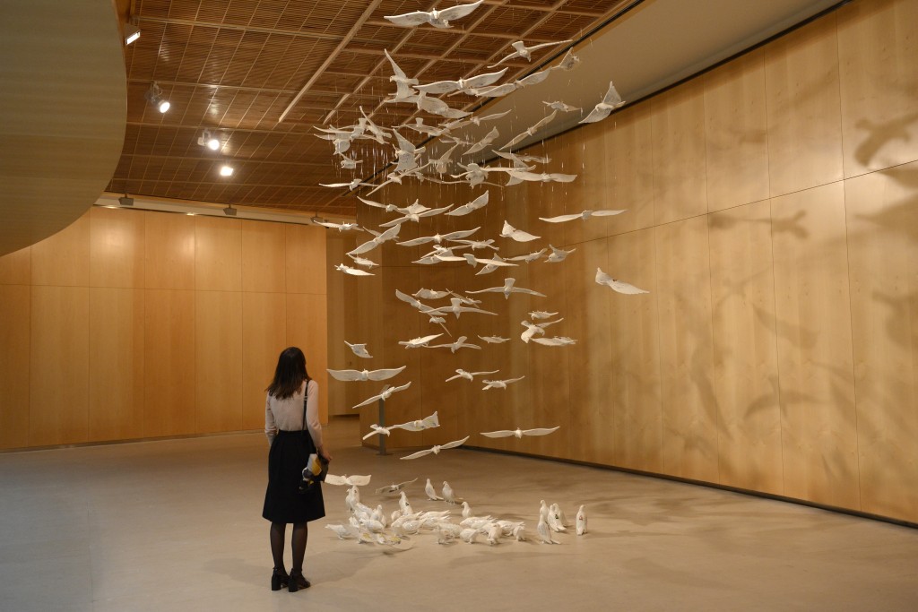 Manal AlDowayan. Suspendidas juntas. Mathaf: Arab Museum of Modern Art, Doha