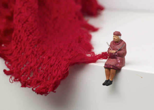 Liliana Porter. Trabajo forzado (Red Fabric)