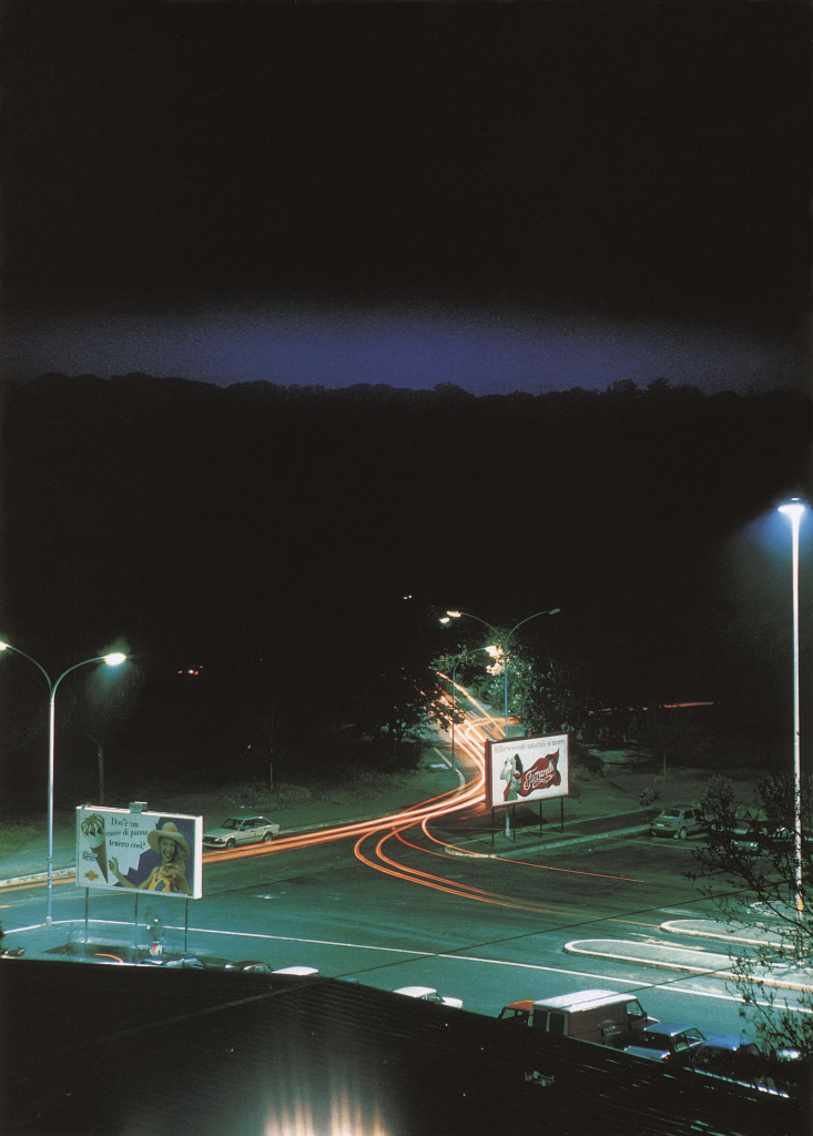Lewis Baltz. Piazza Pugliese, de la serie Generic Night Cities, 1992. Colección del Stedelijk Museum, Ámsterdam © The Lewis Baltz Trust