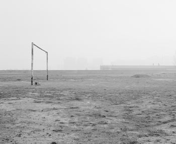Bleda y Rosa. Paterna, 1995. De la serie Campos de fútbol. Injección de tinta sobre papel de algodón, montada sobre Dibond 85 x 98,5 cm © VEGAP, Valencia, 2017