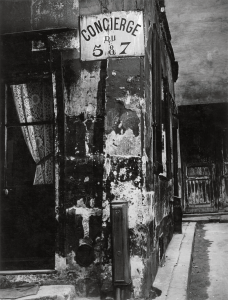 Brassaï. Concierge’s Lodge, Paris, 1933. © Estate Brassaï Succession, París