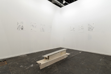 Julia Spínola en el stand de la Galería Heinrich Ehrhardt en ARCOmadrid 2017