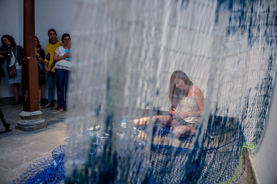 Performance de Esther Aldaz durante la inauguración de la muestra en el CAAM