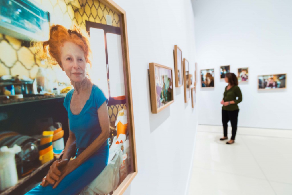 Vista de sala de la exposición "20.º FotoPres ”la Caixa”. Nueva imagen documental" en CaixaForum Madrid, con una de las imágenes de la serie Mamá, de Nacho Caravia, en primer plano
