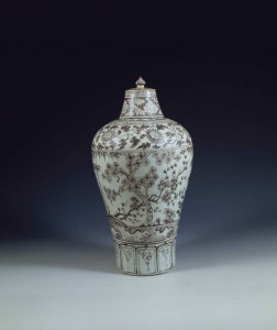 Jarrón con tapa con decoración bajo esmalte roja encontrado en la tumba de la princesa Ancheng, 1384 – 1443. © Nanjing Museum