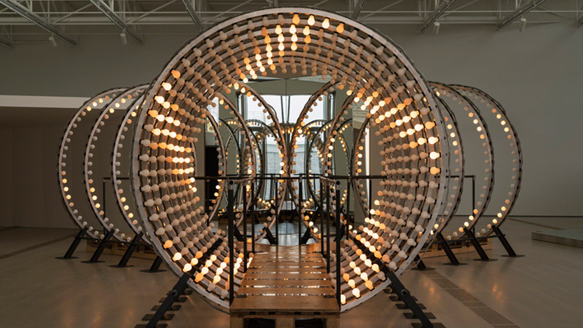 Carsten Höller. Y, 2003 960 bombillas incandescentes de 25 Watt c/u, sistema de control de iluminación DMX, aluminio, letreros luminosos en las dos salidas, cables, madera, acero y espejos. 300 x 600 x 1200 cm. Colección Thyssen-Bornemisza Art Contemporary, Viena. ©Attilio Maranzano