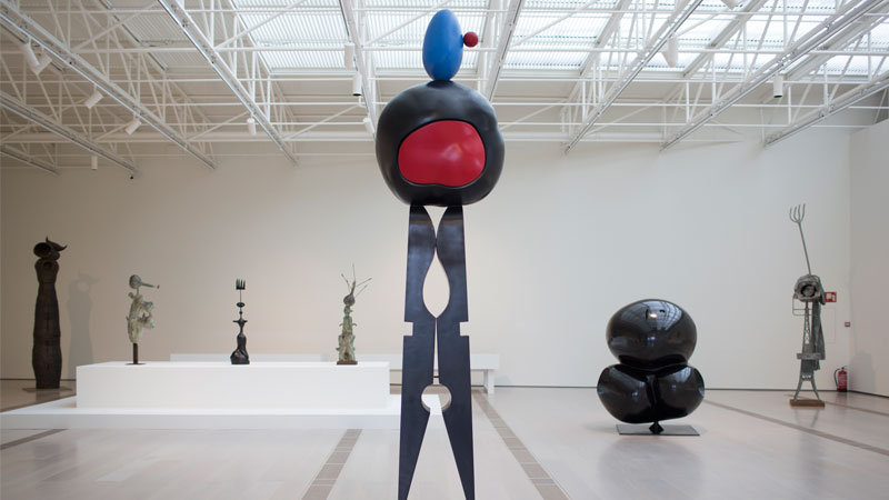 Vista de sala de la exposición "Joan Miró: Esculturas 1928-1982" en el Centro Botín