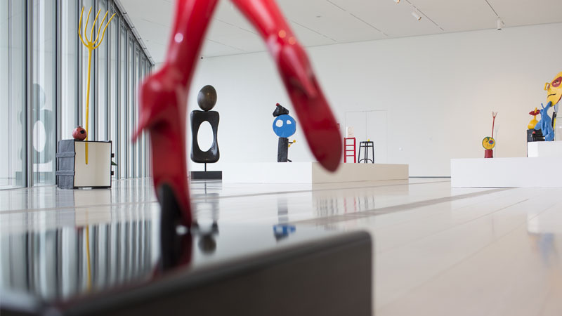 Vista de sala de la exposición "Joan Miró: Esculturas 1928-1982" en el Centro Botín