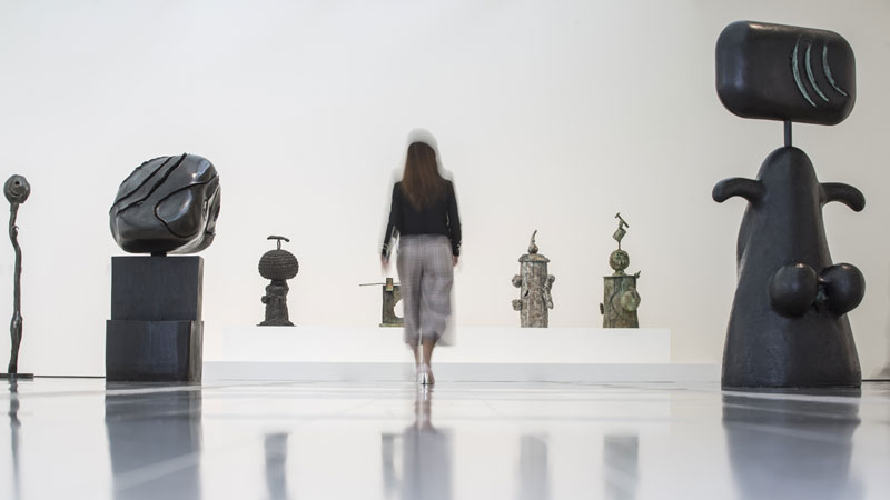Vista de sala de la exposición "Joan Miró: Esculturas 1928-1982" en el Centro Botín