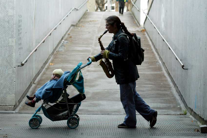Exposición Charivaria. Taking a life for a walk. Fotografía de Graham Turner. 2004. Retrato de Caroline Kraabel como parte de su proyecto "Taking a life for a walk".