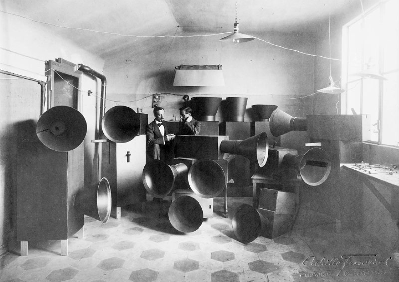 L'intonarumori di Russolo con Russolo e Piatti, hacia 1913. Colección particular