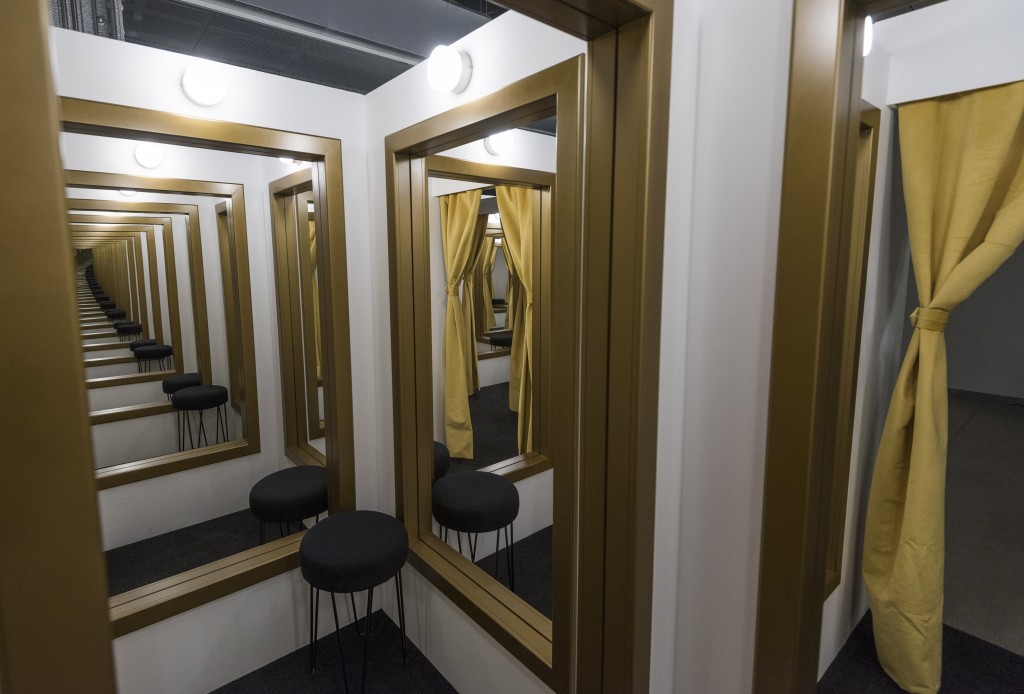 Leandro Erlich. Changing rooms