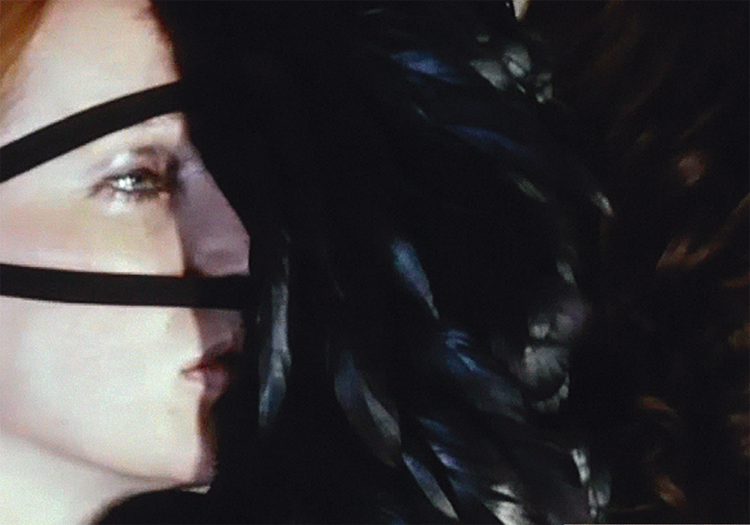 Rebecca Horn. Cockfeather Mask, 1973. Performances II. Cortesía de la artista. © de la obra, Rebecca Horn, VEGAP, Palma, 2018 Rebecca Horn, Cockfeather Mask, 1973 (fotograma del vídeo). Performances II. Película de 16 mm transferida a vídeo, color, sonido. Duración: 35’ 19’’. Cortesía de la artista. © de la obra, Rebecca Horn, VEGAP, Palma, 2018