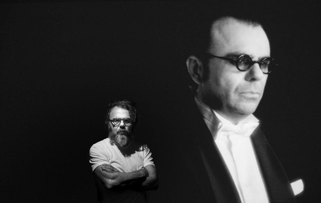 Bernardí Roig con su obra Otras manchas en el silencio, 2011. Exposición «Bernardí Roig. Films 2000-2018», museo Es Baluard, Palma, 2018. Fotografía: Vicente Negre