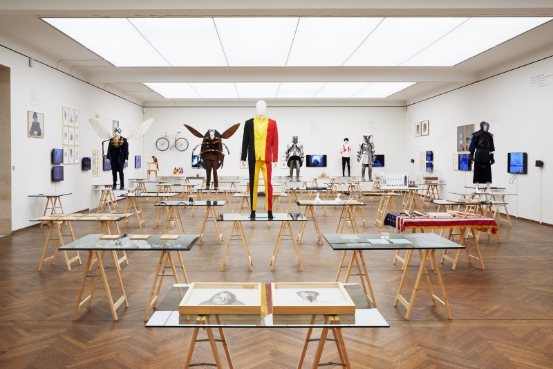 Vista de la exposición "STIGMATA" en el Leopold Museum