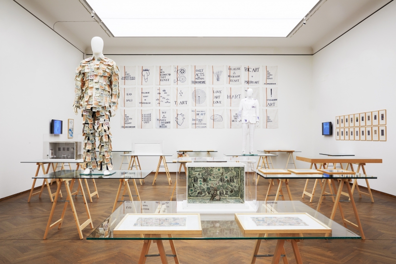 Vista de la exposición "STIGMATA" en el Leopold Museum